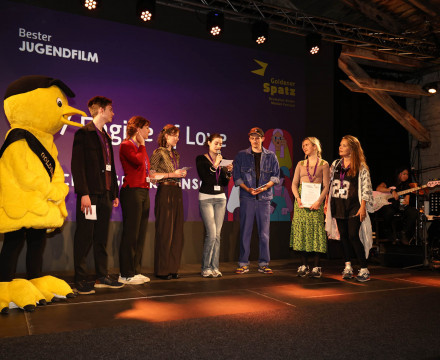 GS-2026-Preisverleihung-Buehne-00026-copyright-Festival-Goldener-Spatz-2026-Foto-Carlo-Bansini